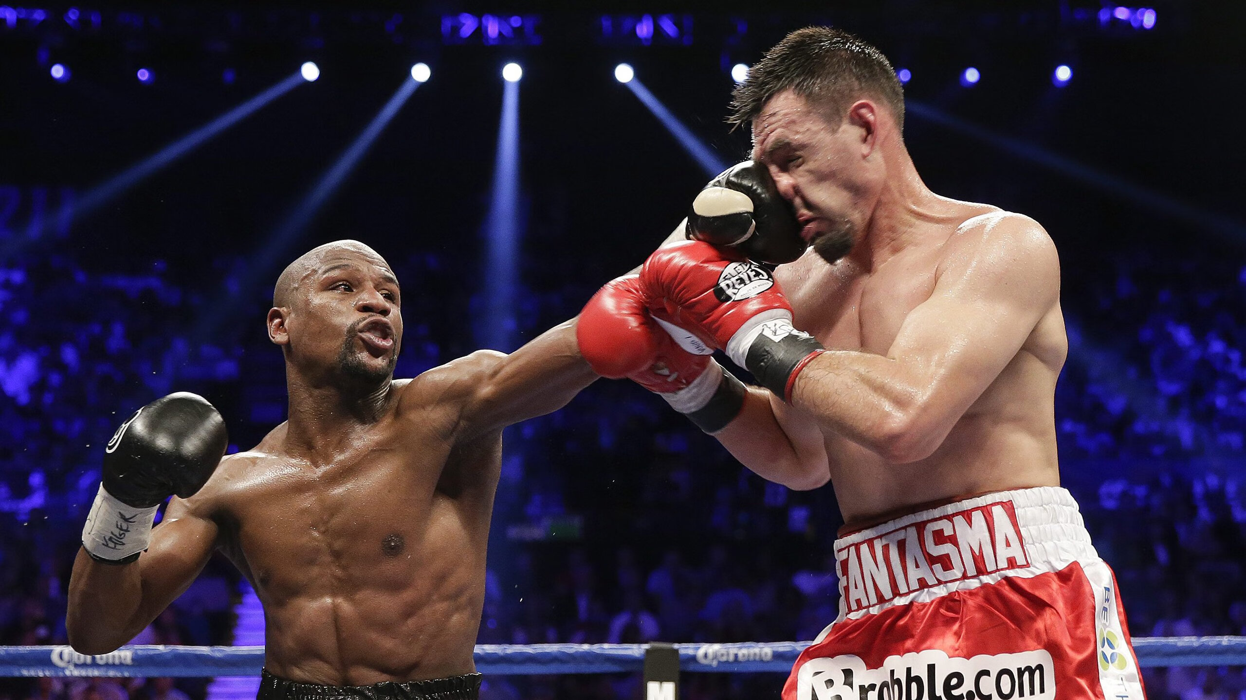 姆巴佩梅开二度助巴黎圣日耳曼领跑法甲,梅西伤退引关注