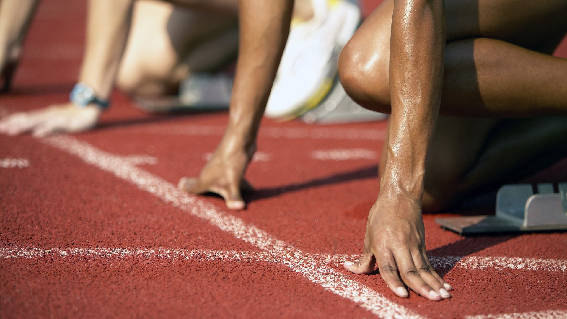 姆巴佩梅开二度助巴黎圣日耳曼领跑法甲,梅西伤退引关注