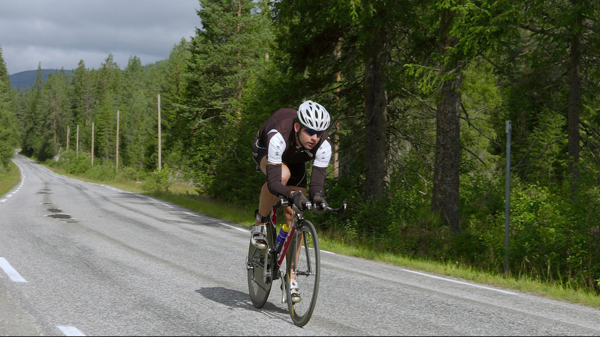 冰球联赛激战正酣，强队对决引爆赛季高潮